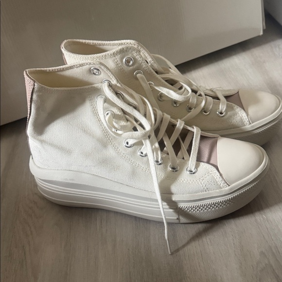 Classic White High-Top Sneakers - Picture 4 of 6